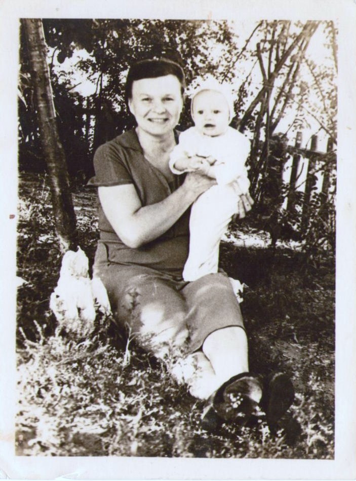 Моя бабуля - Варвара Андреевна Котлярова - с моей мамой летом 1962 года